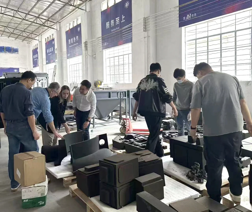 Xaar团队与众城智慧人员在车间查看砂型样件