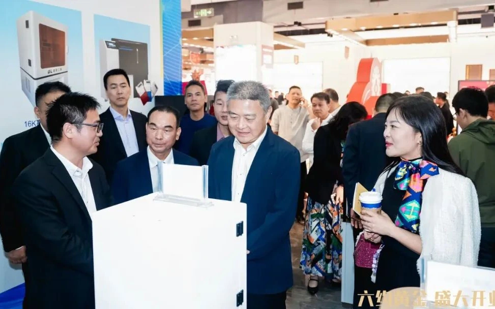 Des représentants de Henggang découvrent une imprimante à cire Cprint 3D au Liuyue Jewelry Trading Center
