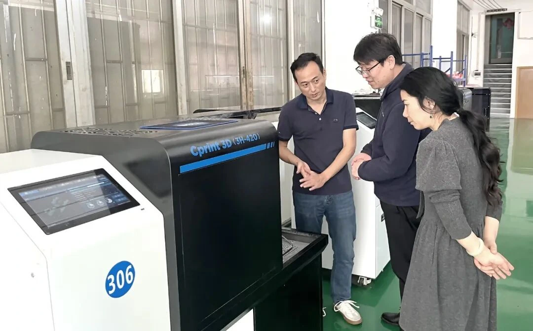 Des visiteurs de l'industrie discutent de l'imprimante 3D à cire 3H-420 lors de l'atelier Cprint 3D