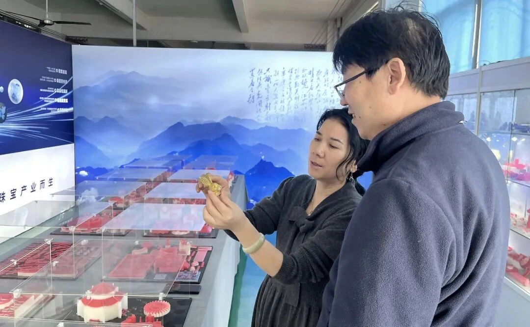 Visiteurs regardant des échantillons de moulage de précision dans la zone d'affichage Cprint 3D