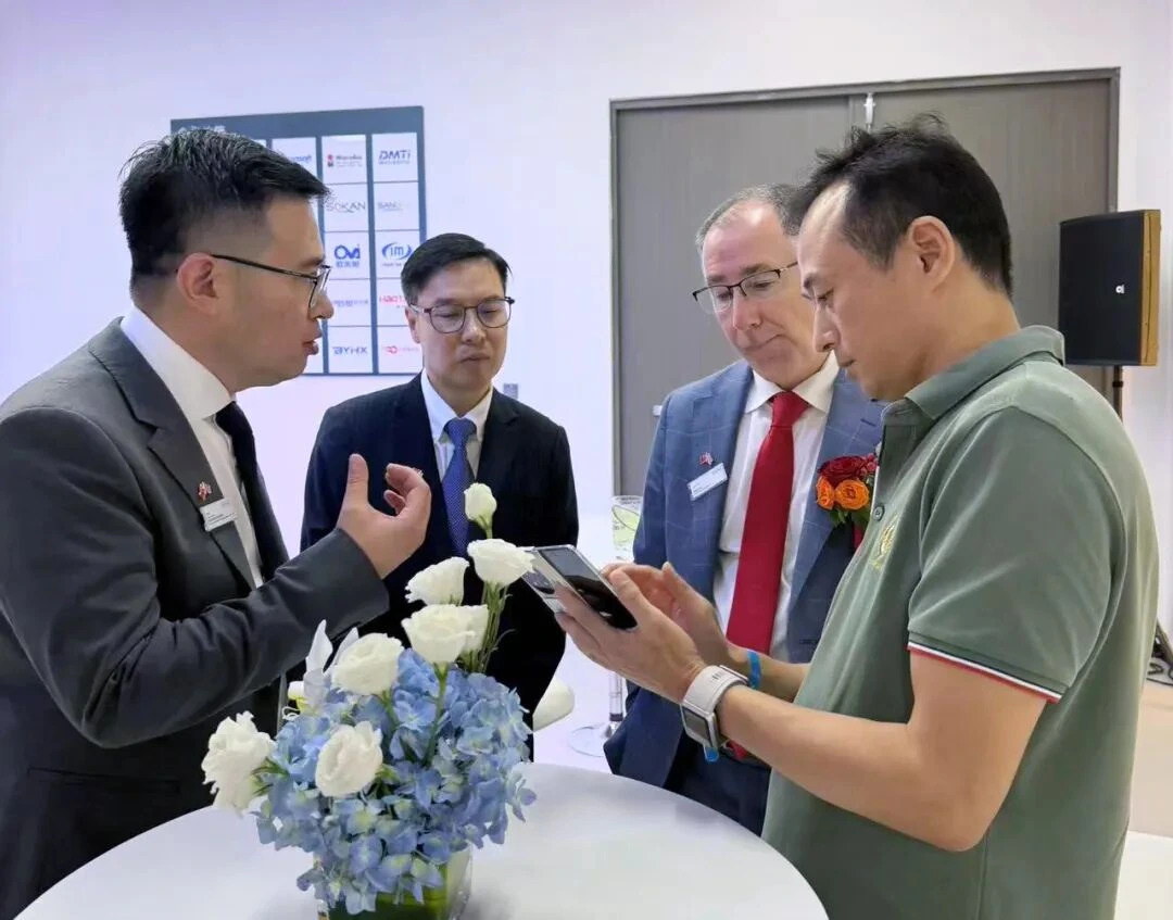 Les membres de l'équipe Cprint 3D et Xaar discutent de la technologie industrielle à jet d'encre au lac Songshan