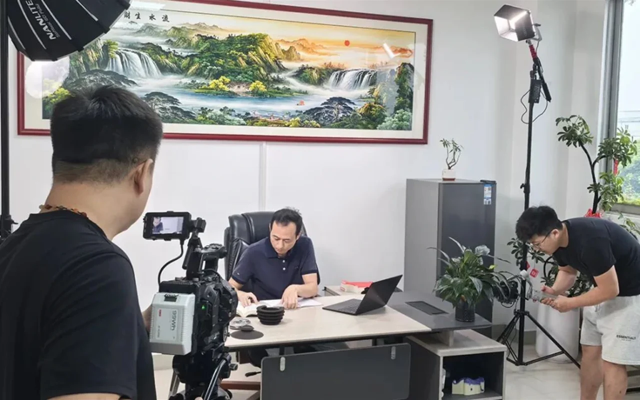 L'équipe de production de Qiangguo Zhizao mène une interview à Cprint 3D