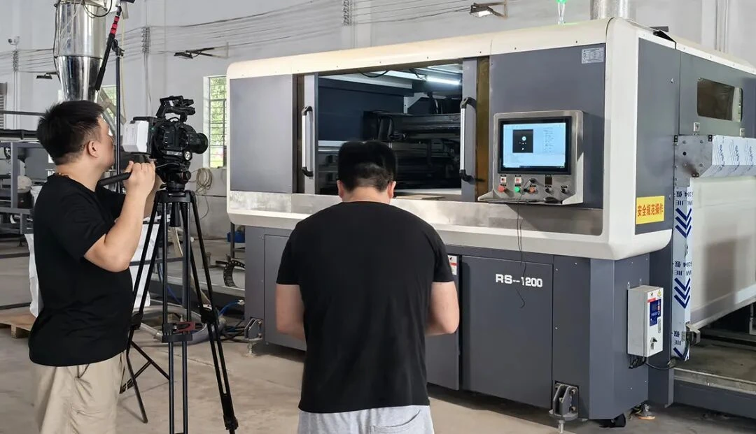 L'équipe Qiangguo Zhizao filme une imprimante 3D à sable historique portant l'étiquette RS-1200