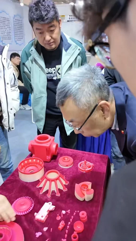 行业嘉宾在无锡精铸年会现场查看3D打印工业蜡模