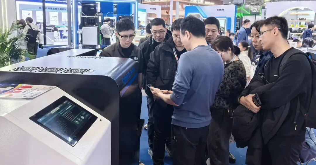 Visiteurs rassemblés autour de l'imprimante 3D à cire 3H-420 lors d'une démonstration TCT Asia
