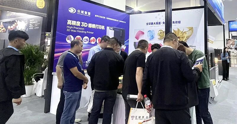 Les visiteurs de l'expo de Yiwu examinent l'imprimante à cire Cprint 3D et des échantillons imprimés
