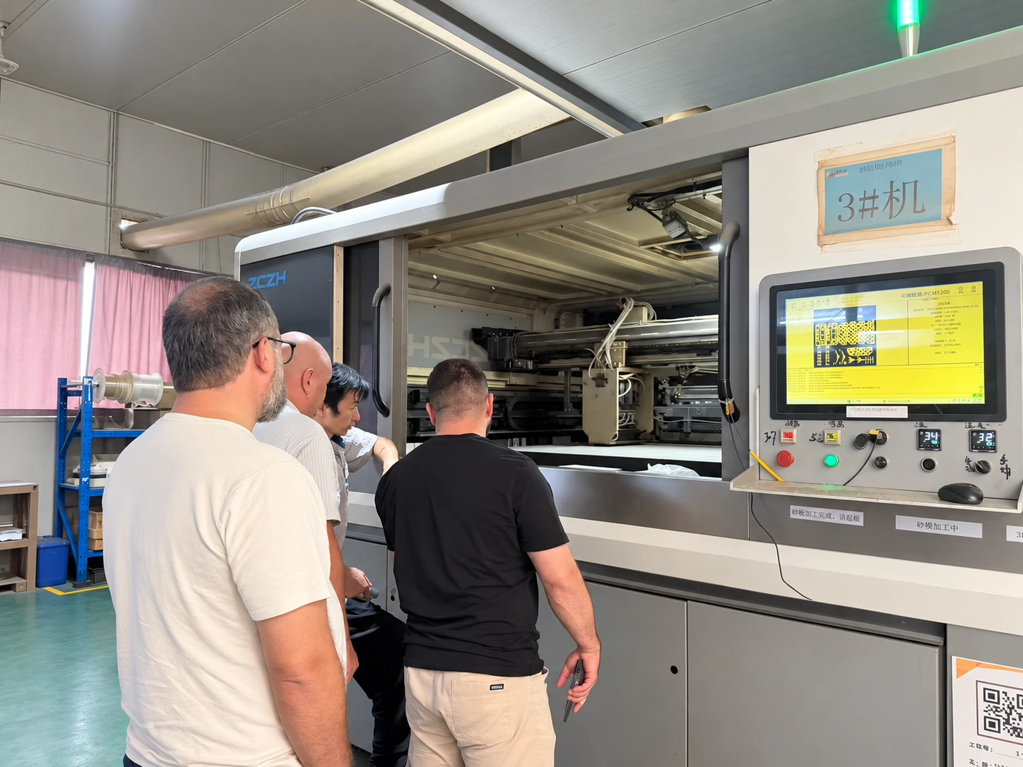 Visitors viewing the open working area of the SJ-1200 sand 3D printer