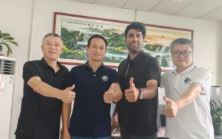 فريق Cprint 3D وممثل من إيران في صورة جماعية داخل مقر، والأشخاص الأربعة يرفعون إبهامهم