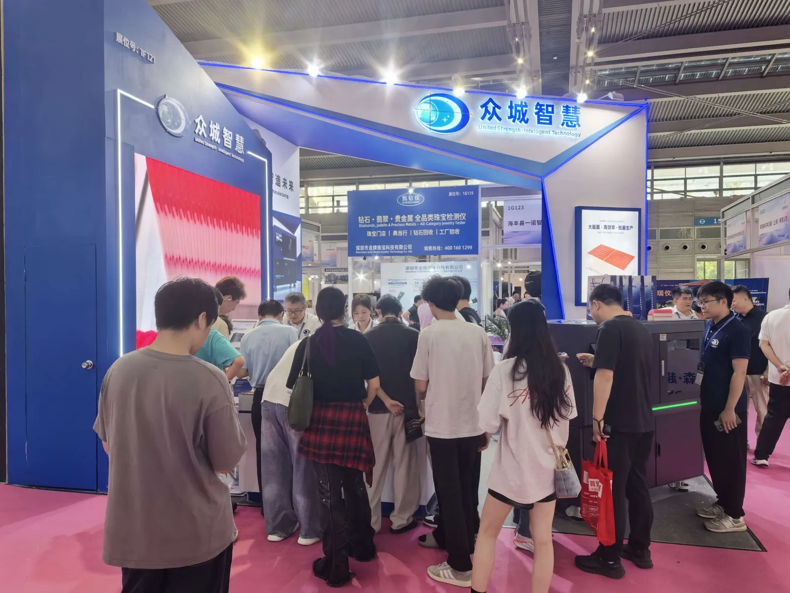 Besucher betrachten Geräte und Druckmuster am Cprint-3D-Stand 1F121