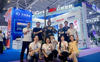 A equipe da Cprint3D com o intérprete de Black Myth: Wukong no estande