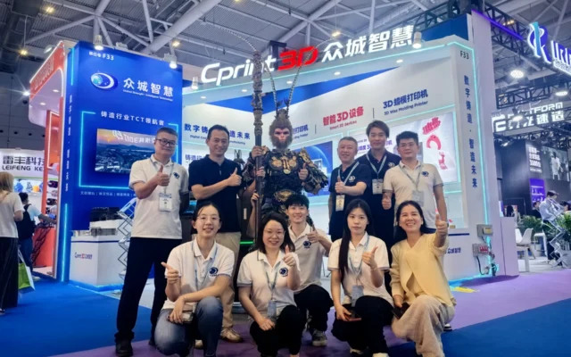 فريق Cprint3D المشارك في المعرض مع مؤدي شخصية Black Myth: Wukong في الجناح