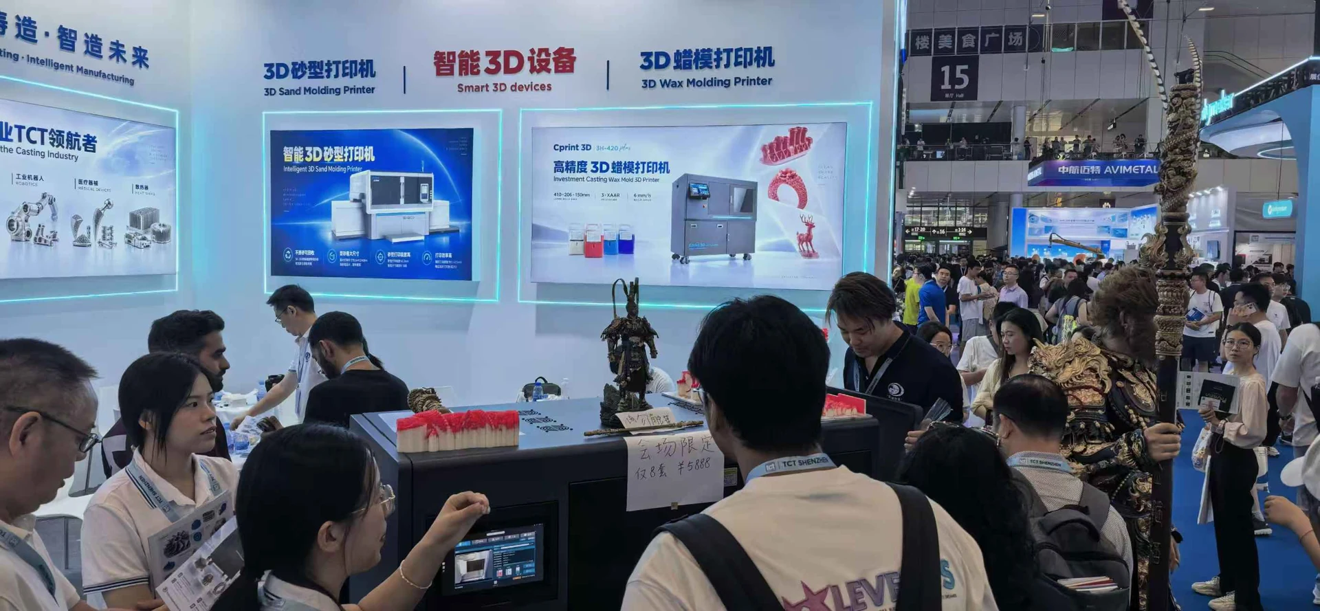 A equipe da Cprint3D recebe visitantes ao lado da impressora de cera 3H-420 Plus MJP e das amostras de cera