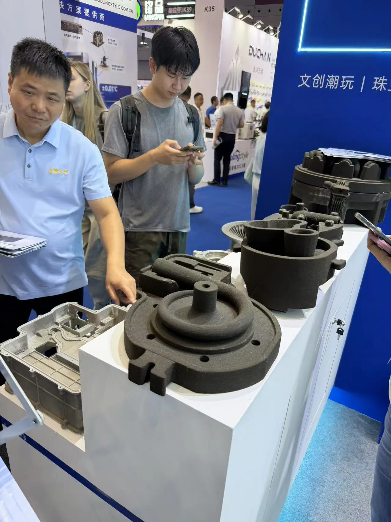 Moldes de areia impressos pela SJ-1200 e peças fundidas relacionadas expostos no estande