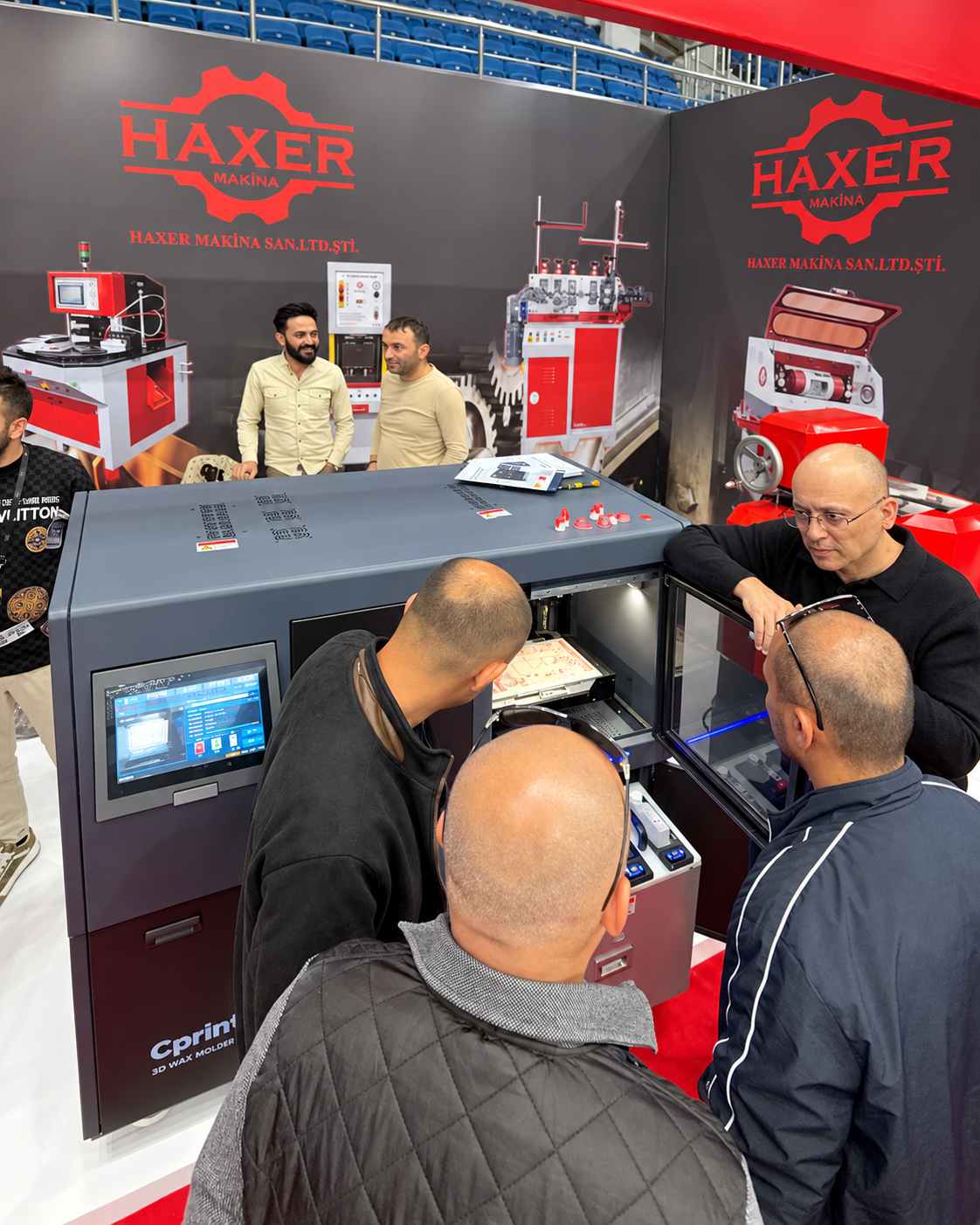 Visitors viewing an open-chamber display beside the 3H-420 Plus printer