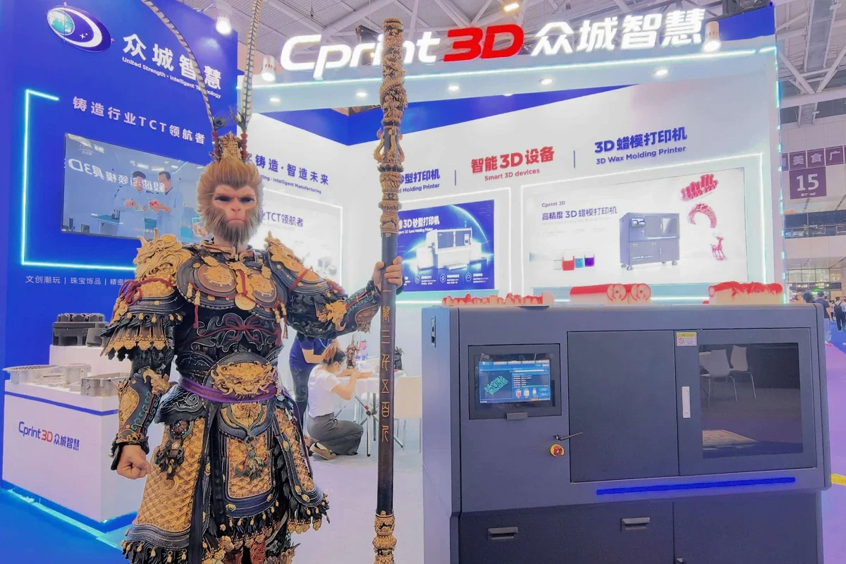 悟空扮演者手持金箍棒，站在众城智慧3H-420 Plus蜡模3D打印机旁