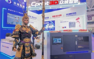 여의봉을 들고 Cprint 3D 3H-420 Plus 왁스 프린터 옆에 선 오공 연기자